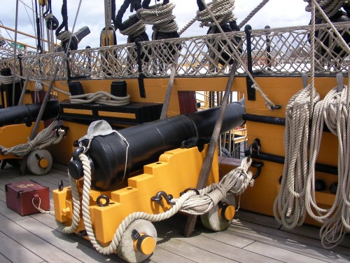 Short_12_pounder_in_the_HMS_Victory's_Quarterdeck_2.JPG