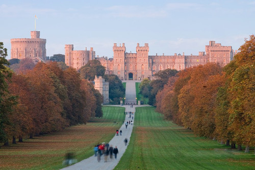 1024px-Windsor_Castle_at_Sunset_-_Nov_2006.jpg