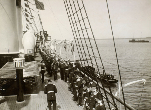 Король Эдуард VII посадкой яхту в заливе Ревеле , 1908 9 июня 1908.jpg